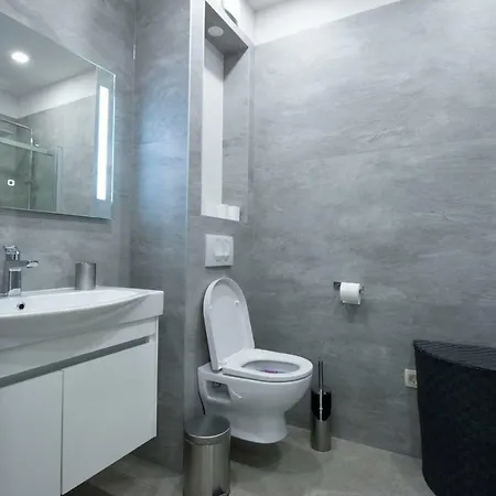 Deluxe Nana 马卡尔斯卡