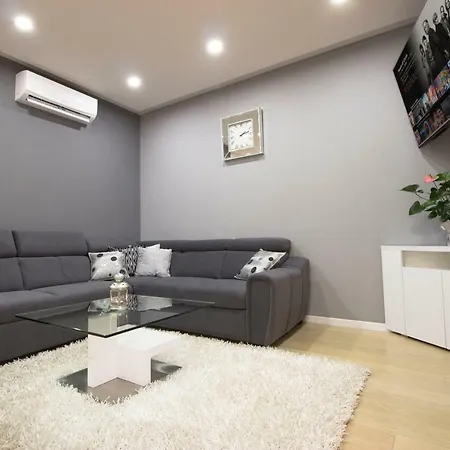 Deluxe Nana 马卡尔斯卡